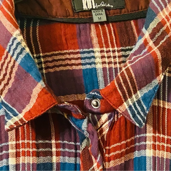 Kut from the Kloth Plaid Button Down Natural Cotton Long Sleeves Top. - Picture 4 of 10